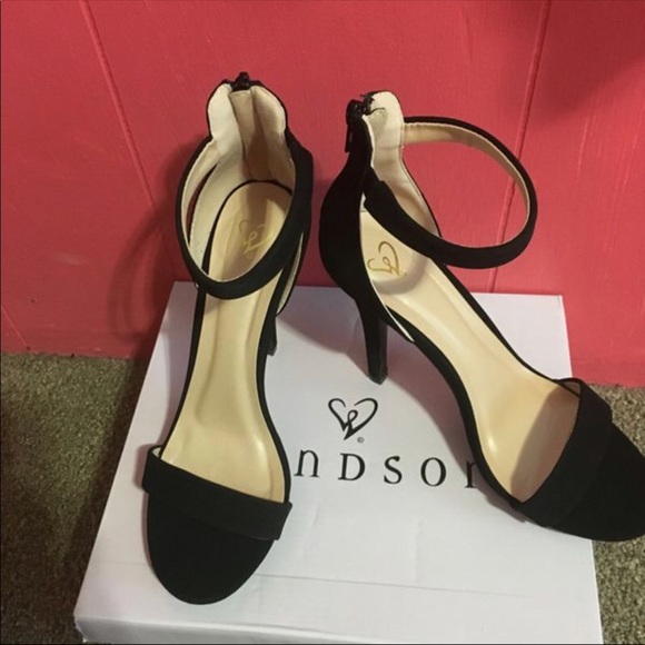 Black chick heels! - Picture 2 of 2